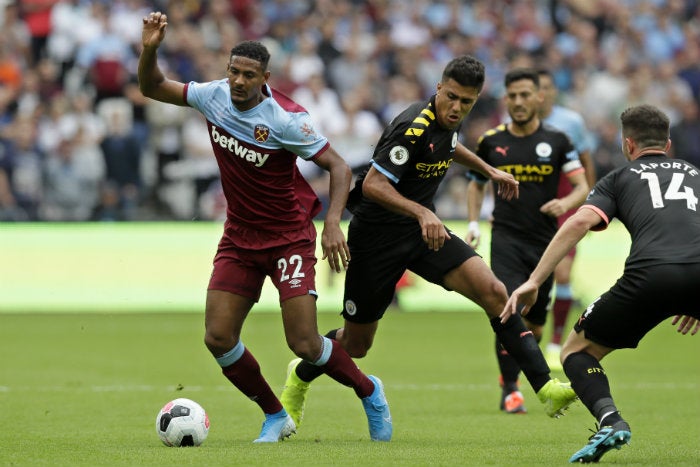 Haller conduce el balón