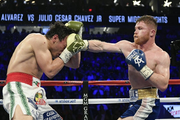 Julio César Chávez Jr. es golpeado por el Canelo