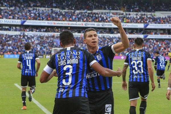 Jugadores de Gallos celebran un gol