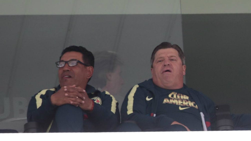 Miguel Herrera en el palco del estadio Azteca