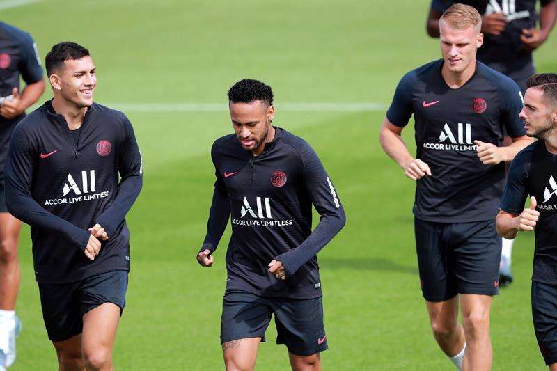 Neymar corre en un entrenamiento con el PSG