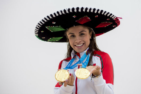Paola Longoria posa con dos medallas de oro