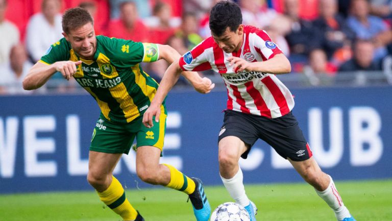 Chucky Lozano conduce la redonda en juego contra el Den Haag 