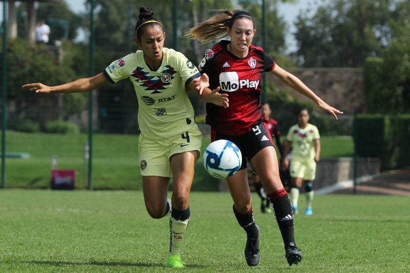 Ana Lozada y Adriana Iturbide disputan un balón