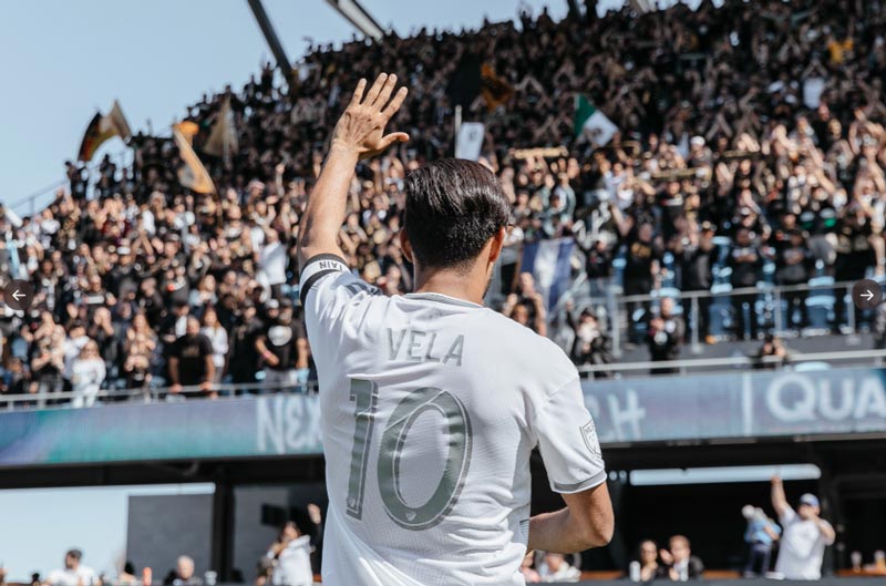 Carlos Vela saluda a la afición de Los Angeles