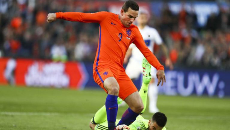 Vincent Janssen durante un partido con al selección de Holanda