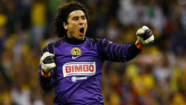 Memo Ochoa festeja un gol del América 