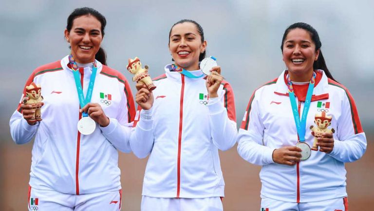 El equipo femenil de tiro con arco muestra sus medallas en el podio 