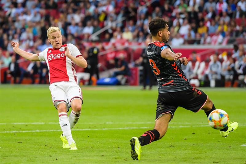 Van de Beek (izq), en un juego con el Ajax