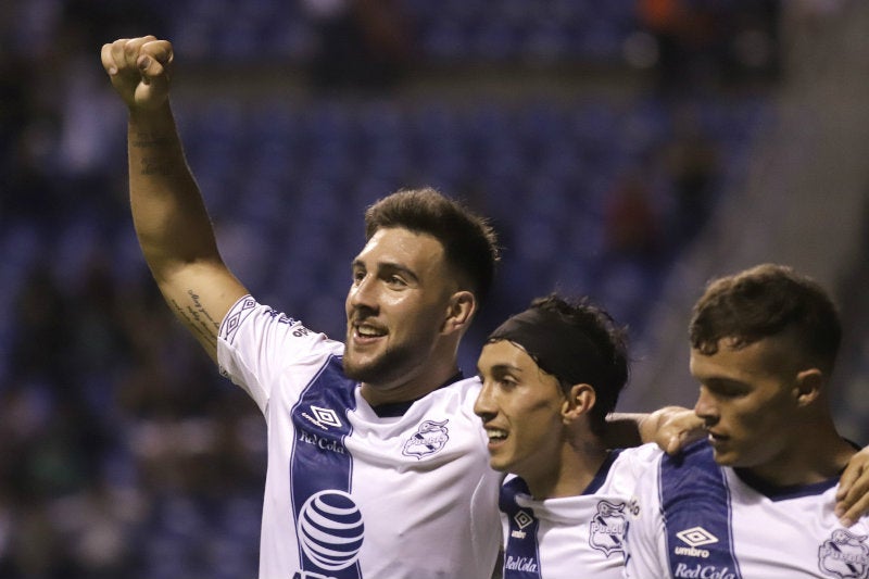 Lucas Cavallini festeja un gol con Puebla