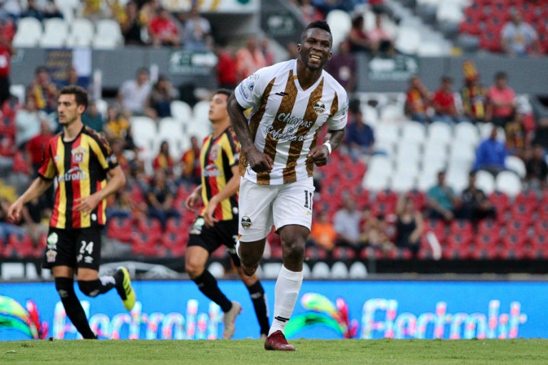 Franco Arizala festeja su gol ante Leones Negros