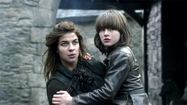 Osha (Natalia Tena) carga a Bran