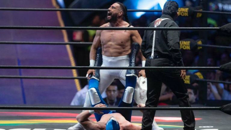 Dr. Wagner Jr. intenta hacerle una llave a Blue Demon Jr.