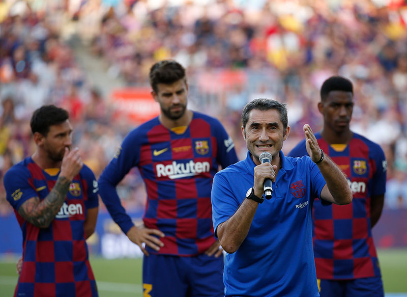 Ernesto Valverde dirige unas palabras al Camp Nou