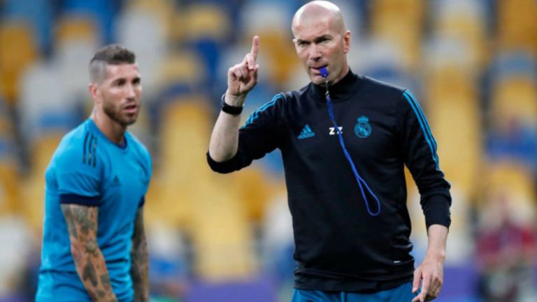 Zinedine Zidane da indicaciones a sus pupilos