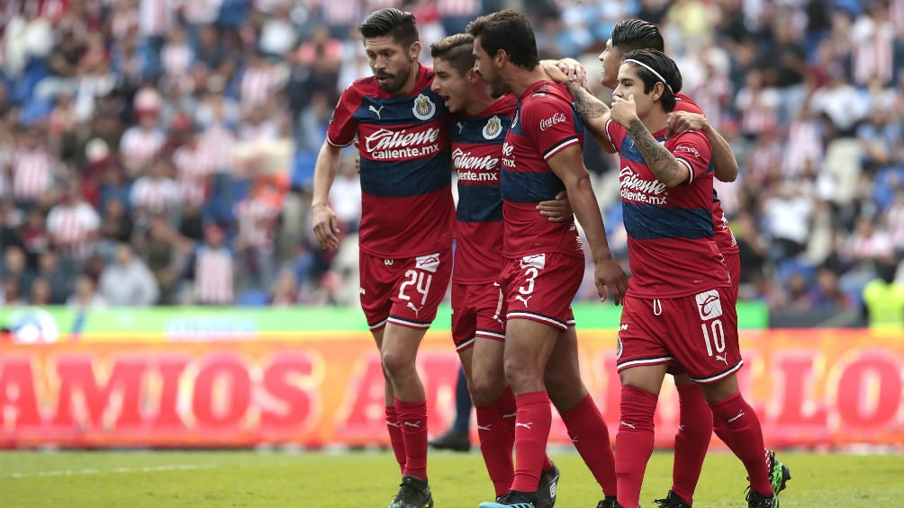 Jugadores de Chivas celebran un gol