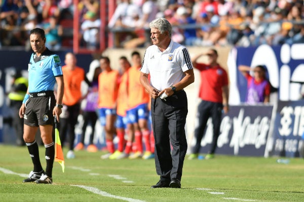 Ricardo Ferretti, técnico de Tigres en el partido ante San Luis