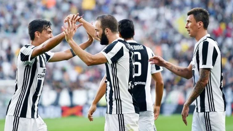 Dybala celebrando una anotación con sus compañeros de la Juventus