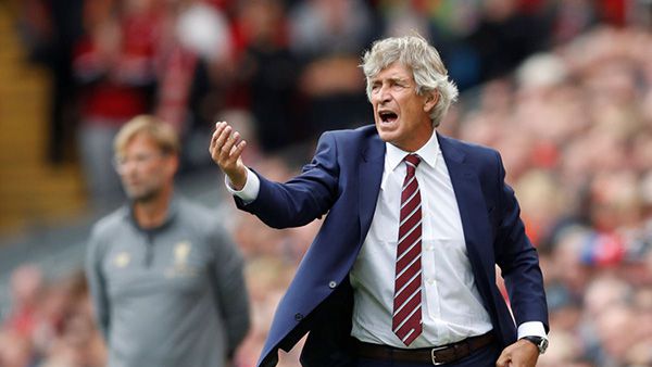 Manuel Pellegrini da instrucciones en un partido de West Ham 