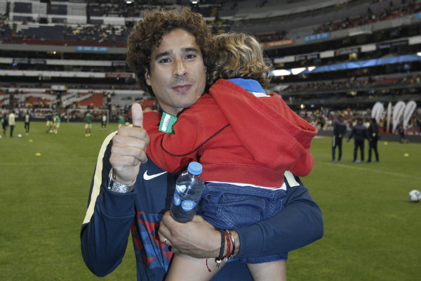 Guillermo Ochoa con su hijo en el Estadio Azteca
