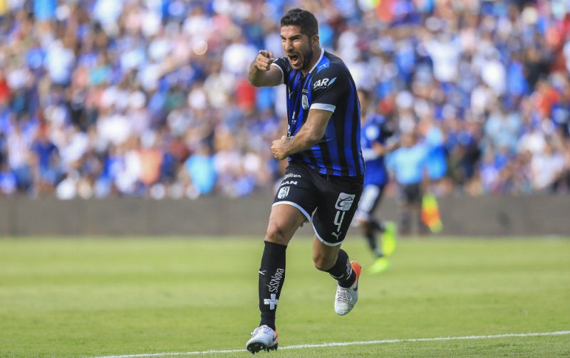 Pereira festeja un gol con Gallos Blancos