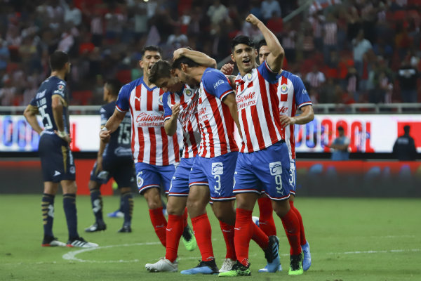 Chivas festeja un gol contra el Atlético San Luis
