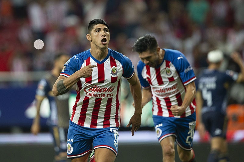 Alan Pulido festeja un gol con Chivas