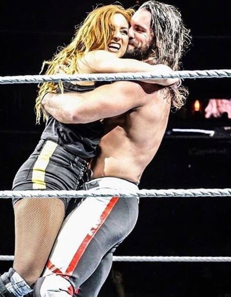 Becky Lynch y Seth Rollins se abrazan