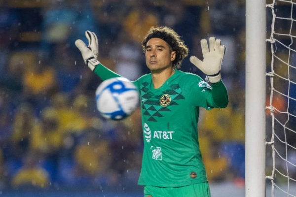 Paco Memo Ochoa durante el partido vs Tigres