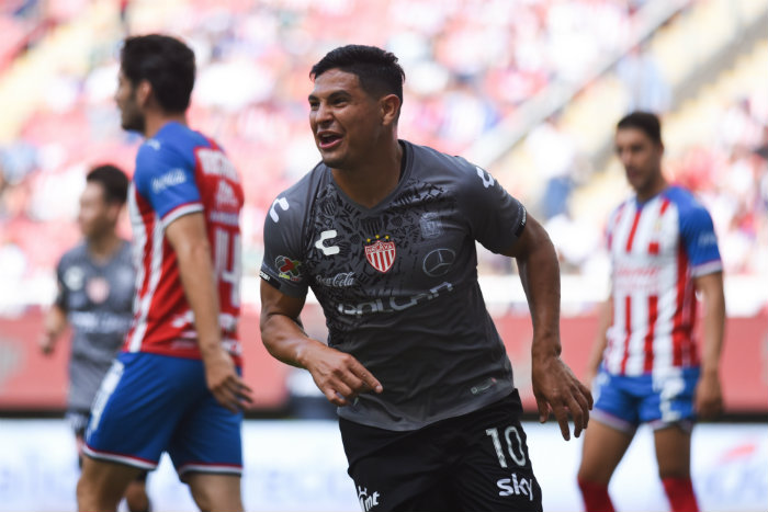 Maxi Salas anota gol a Chivas