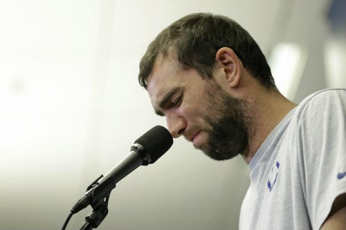 Andrew Luck en la conferencia de prensa de su retiro