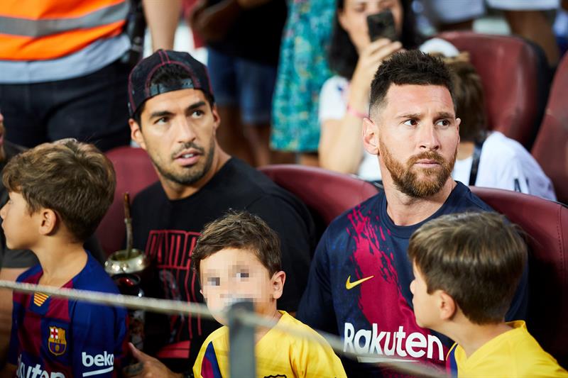 Luis Suárez y Leo Messi observan el partido del Barcelona