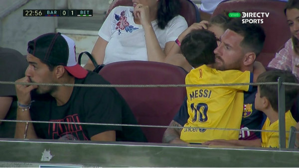 Lionel Messi con su hijo durante el Barcelona vs Betis