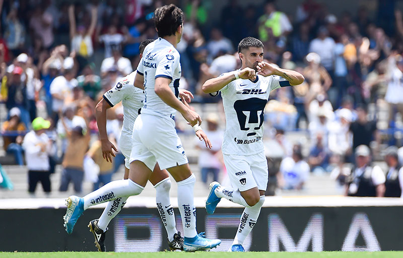 Ignacio Malcorra celebra un gol con Pumas