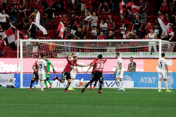 Velázquez festeja gol contra Cruz Azul