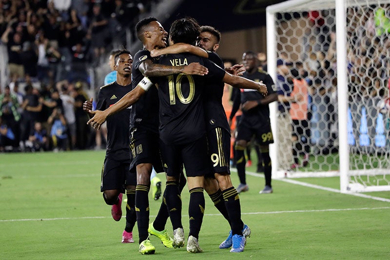 Compañeros de Vela celebran su gol