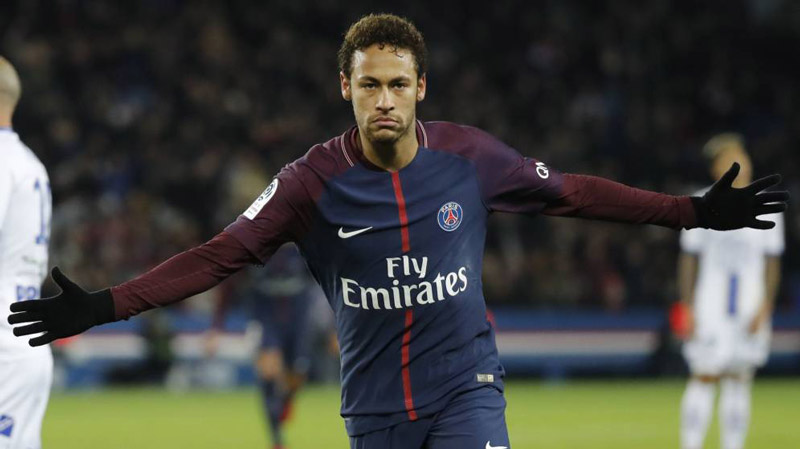 Neymar celebra una anotación con el PSG en Francia 