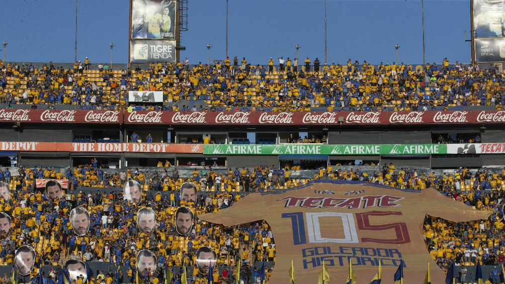 Aficionados de Tigres en el estadio Universitario