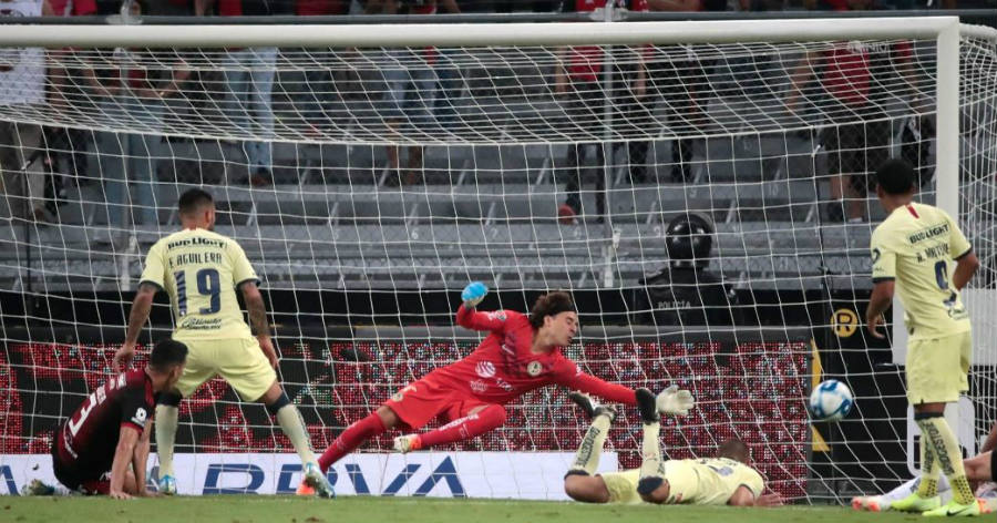 Ochoa es vacunado por Govea 