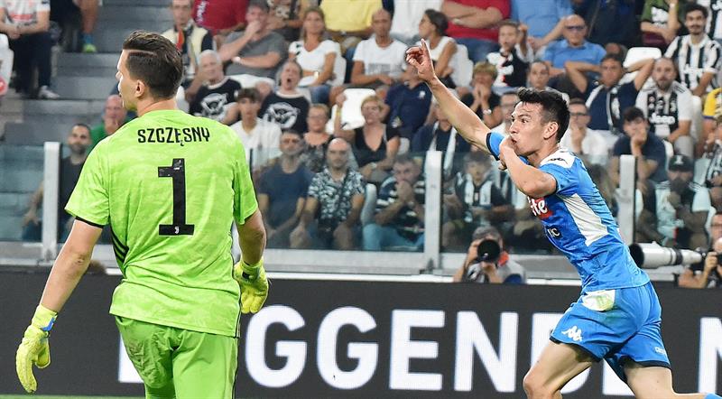 Chucky Lozano festeja su primer gol con el Napoli