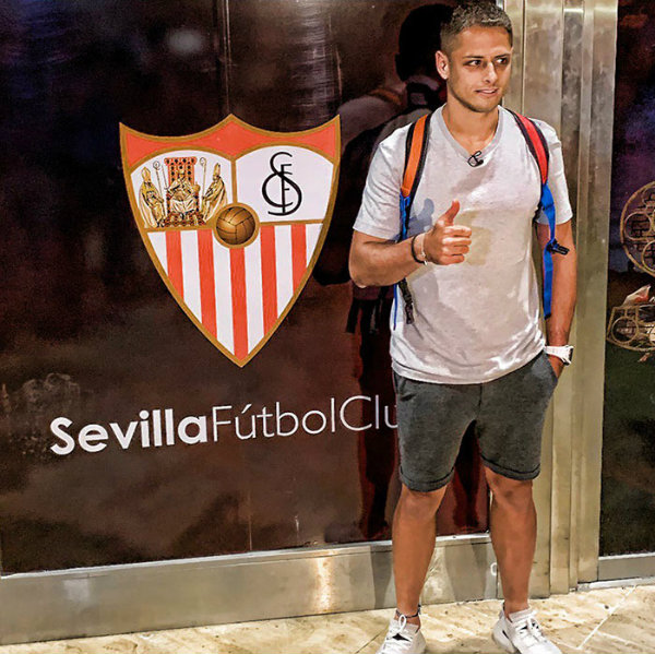Chicharito posa para las cámaras en su llegada a Sevilla 