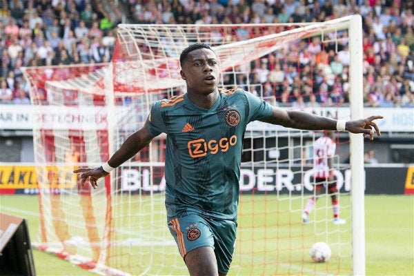 Promes celebrando su gol con Ajax