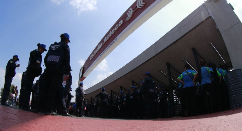 Policías previo a un juego en el Estadio Azteca