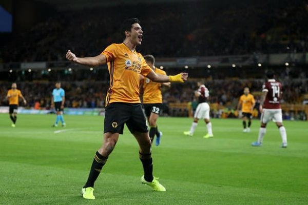 Raúl Jiménez celebra su gol con los Wolves