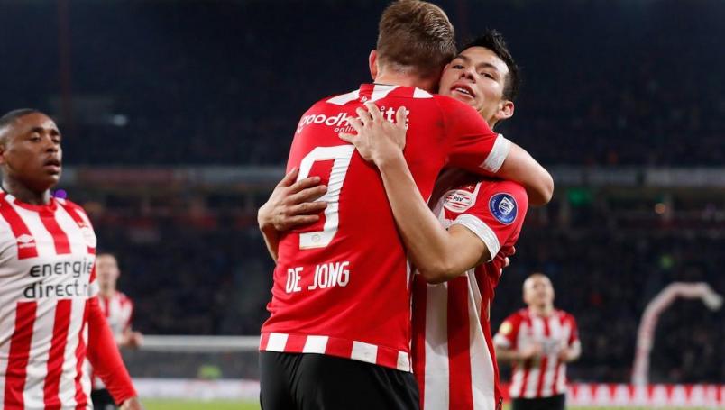 De Jong celebrando una anotación con Hurving Lozano con PSV