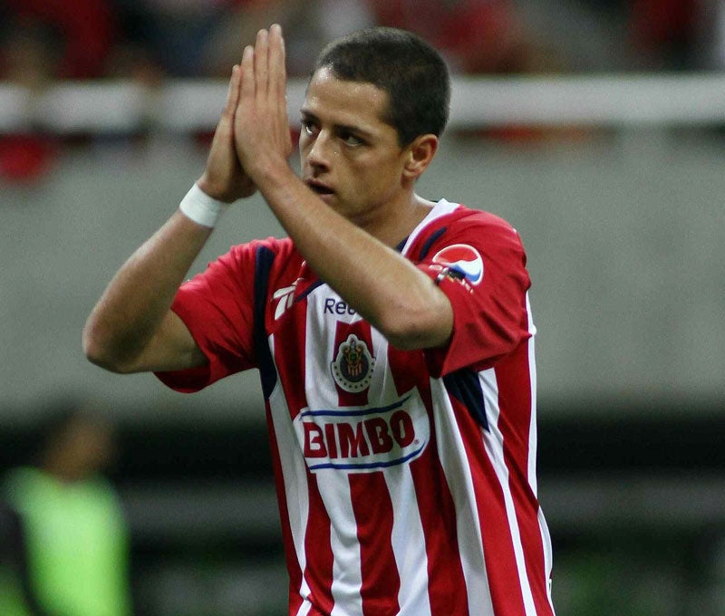 Chicharito en un partido con Chivas