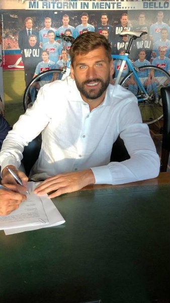 Fernando Llorente firmando su nuevo contrato con Napoli