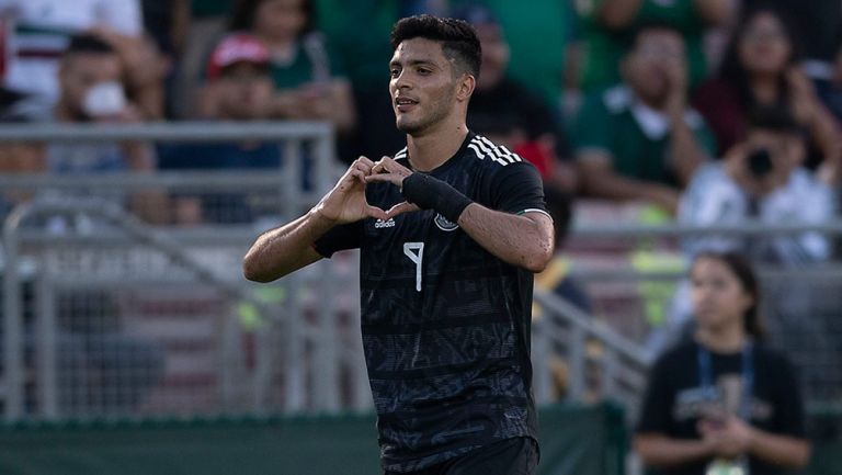 Raúj Jiménez festeja tras anotar un gol contra Cuba 