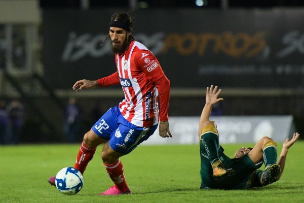 Oscar Benítez en acción con Atlético San Luis