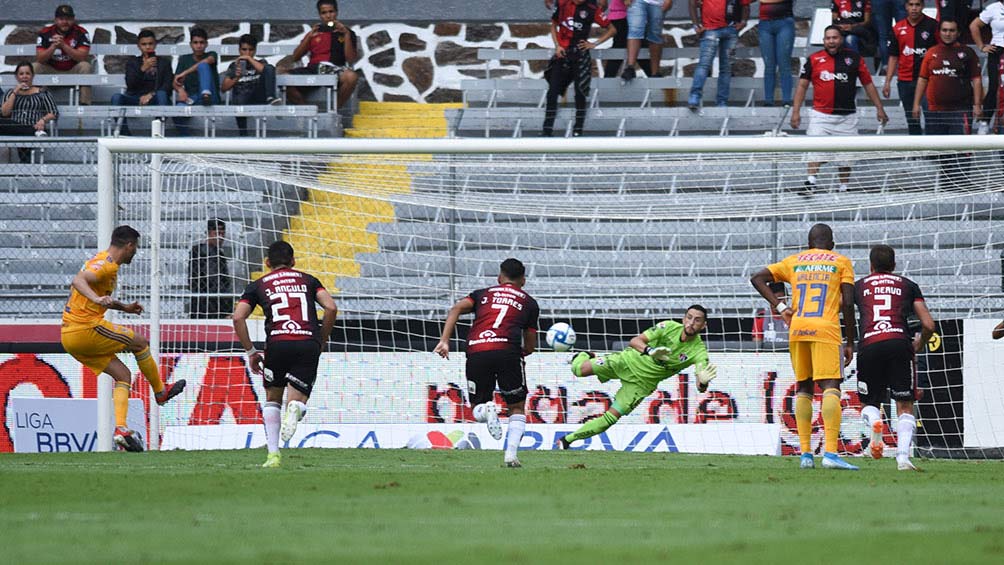 Camilo le atajó un penalti a Gignac en el Estadio Jalisco
